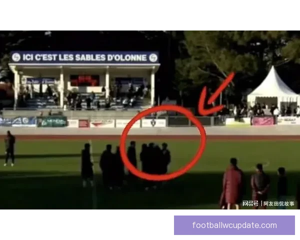 38岁助教锁喉16岁新星 国少溃败后爆发冲突一路追骂推搡引发关注